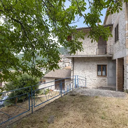 Inviting In Umbria With Garden דירה