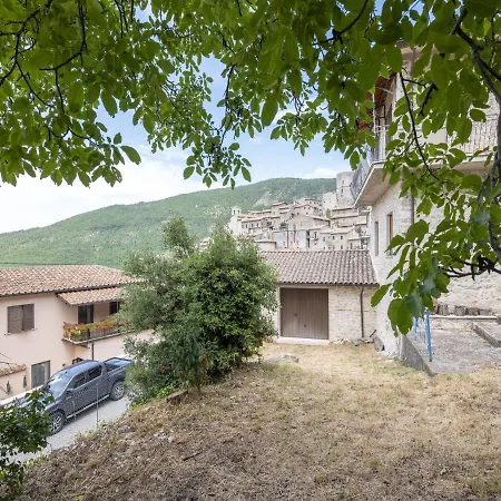 Inviting In Umbria With Garden