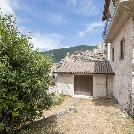 Inviting In Umbria With Garden